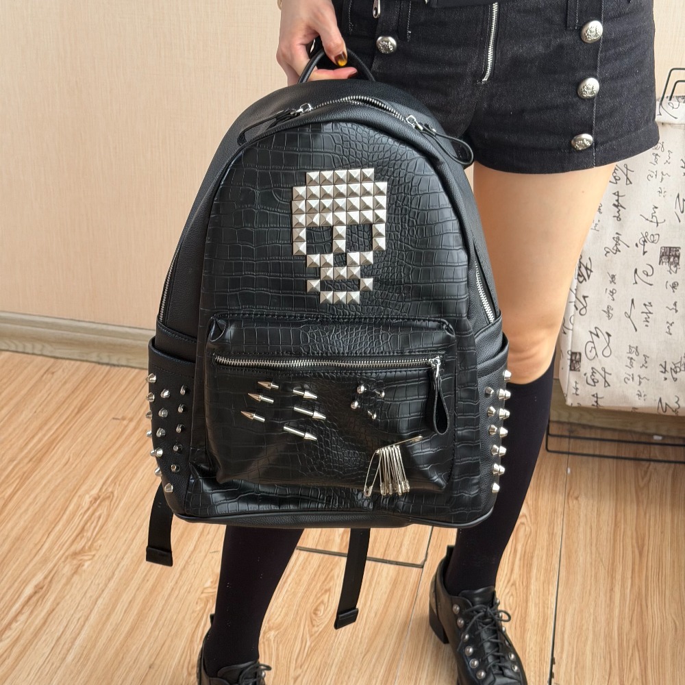 Street Fashion Women - Czarny plecak z nitami w kształcie