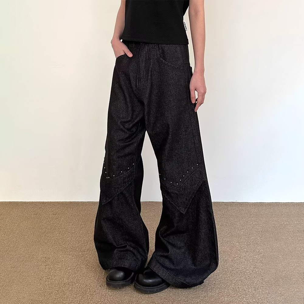 Street Fashion Trend 2025 - Męskie jeansy proste rozszerzane na lato