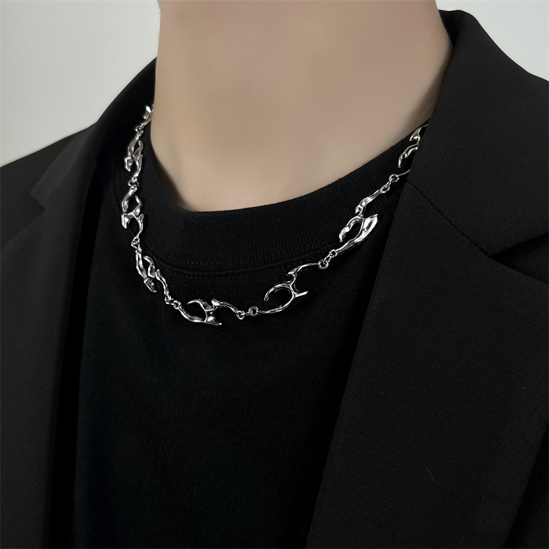 Nieregularny kształt metalowy  – Street Fashion Trend 2025 recenzja i cena