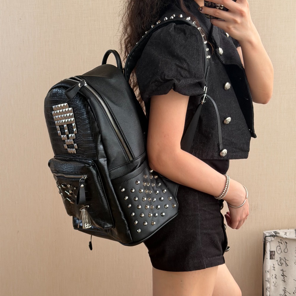 Czarny plecak z nitami w kszta – Street Fashion Women recenzja i cena